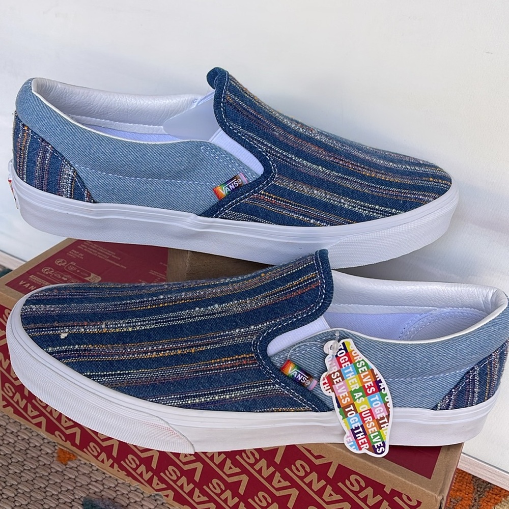 Vans Men’s Classic Slip-On
2gether As Ourselves Multi
VN000BVZCYL
Sneakers - Picture 10 of 16